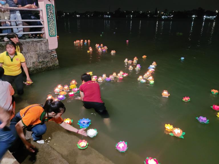 Thả hoa đăng trên sông Đồng Nai Ảnh: Hà Anh